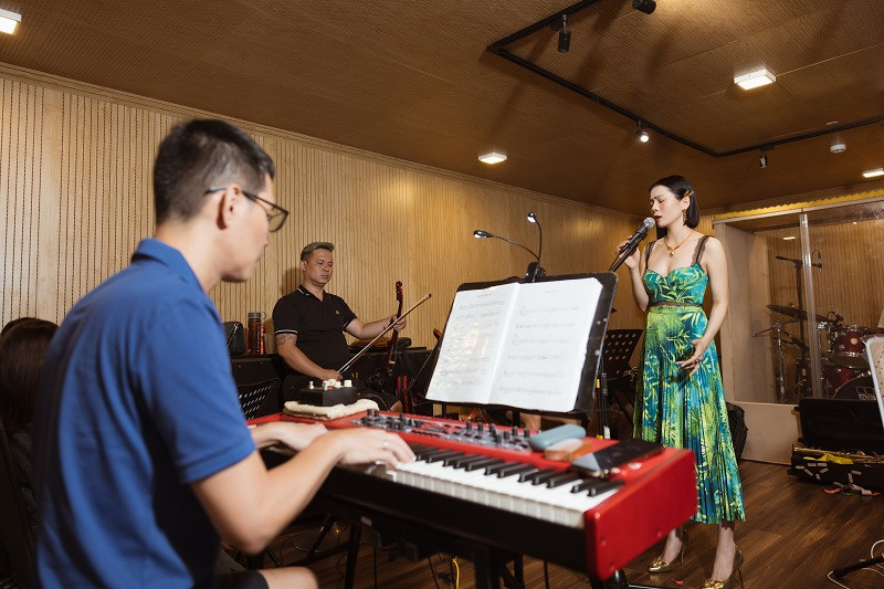 Trên cương vị giám đốc sản xuất, ông Nguyễn Thuỳ Dương khẳng định, Lệ Quyên love concert có nhiều mới mẻ và khác biệt so với những show trước đó, đặc biệt là Người Tình: “Trong Lệ Quyên love concert, mọi người vẫn thấy Lệ Quyên nồng nàn, sâu lắng, sang trọng nhưng sẽ có những khoảnh khắc Quyên cháy bỏng đầy quyến rũ. Quan trọng là phần biên tập âm nhạc, ngoài những bản hit làm nên tên tuổi của Quyên sẽ có những tiết mục mới được dàn dựng công phu với phần hòa âm phối khí làm tươi mới, sinh động cho từng ca khúc. Lệ Quyên love concert sẽ là đêm nhạc có sân khấu lộng lẫy, sang trọng và hoành tráng nhất trong dịp 8/3 tại thủ đô", ông Nguyễn Thuỳ Dương nhấn mạnh.