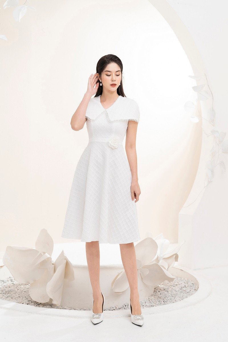 Đây cũng là những chất liệu phù hợp với xu hướng thời trang trong mùa xuân năm nay như: tơ, dạ tweed, tằm hàn, organza...