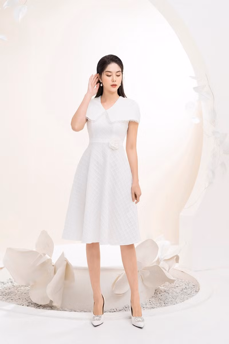 Đây cũng là những chất liệu phù hợp với xu hướng thời trang trong mùa xuân năm nay như: tơ, dạ tweed, tằm hàn, organza...