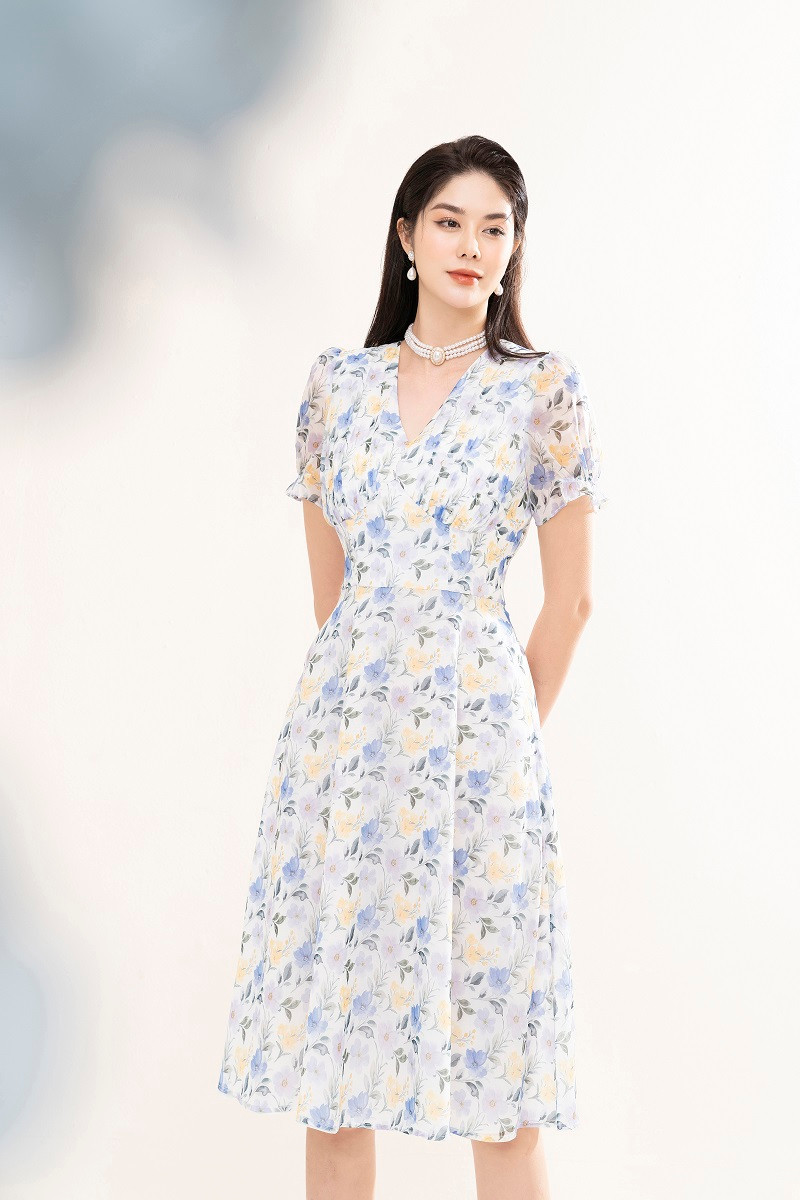 Mặc dù không quá cầu kỳ, song, bộ sưu tập mang nhiều thu hút bởi sự đa dạng trong phom dáng và điểm nhấn trong từng thiết kế.