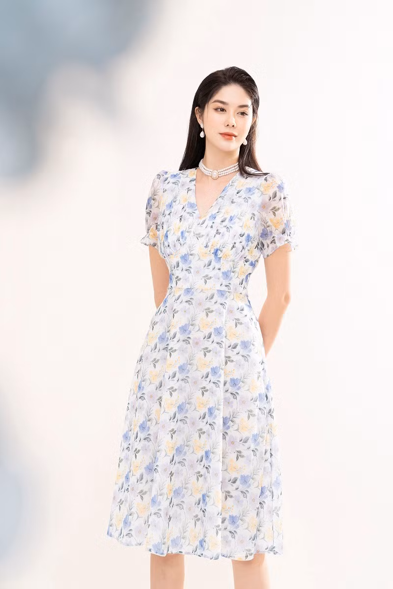 Mặc dù không quá cầu kỳ, song, bộ sưu tập mang nhiều thu hút bởi sự đa dạng trong phom dáng và điểm nhấn trong từng thiết kế.