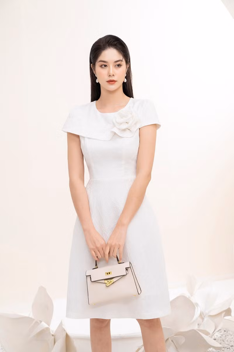 Lấy cảm hứng chủ đạo từ những đoá hoa, bộ sưu tập tựa như một bản nhạc mùa xuân cuốn hút.