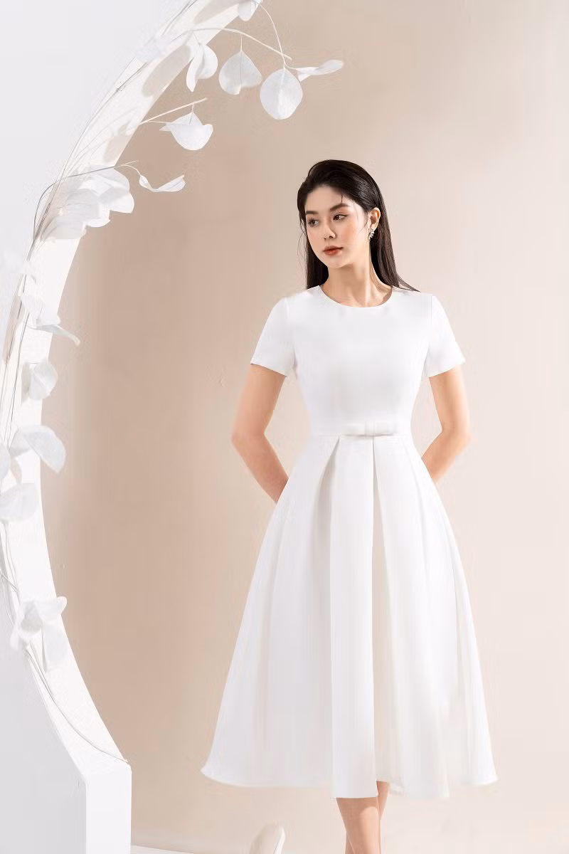 Diện những trang phục được may đo tỉ mỉ, Lan Ngọc toát lên vẻ thanh lịch, trẻ trung.