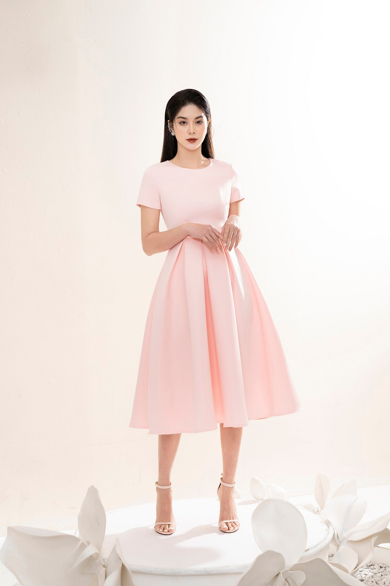 Người đẹp tạo ấn tượng với vóc dáng cân đối, gương mặt rạng ngời, thanh tú.