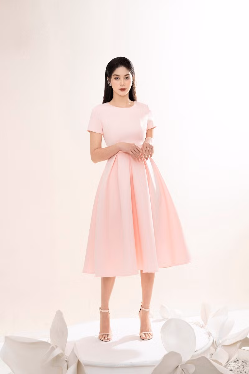 Người đẹp tạo ấn tượng với vóc dáng cân đối, gương mặt rạng ngời, thanh tú.