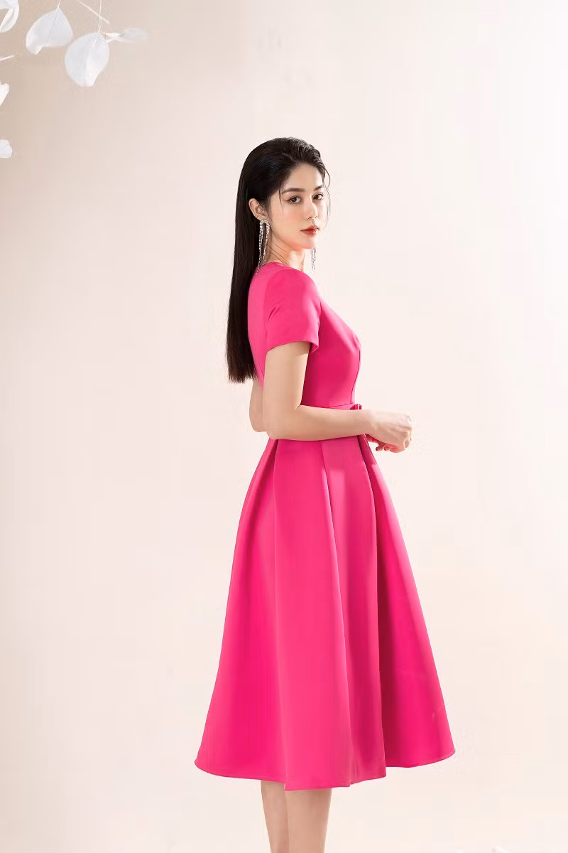 Cô nàng "cân" mọi trang phục với những thiết kế đa dạng, mang tính ứng dụng.