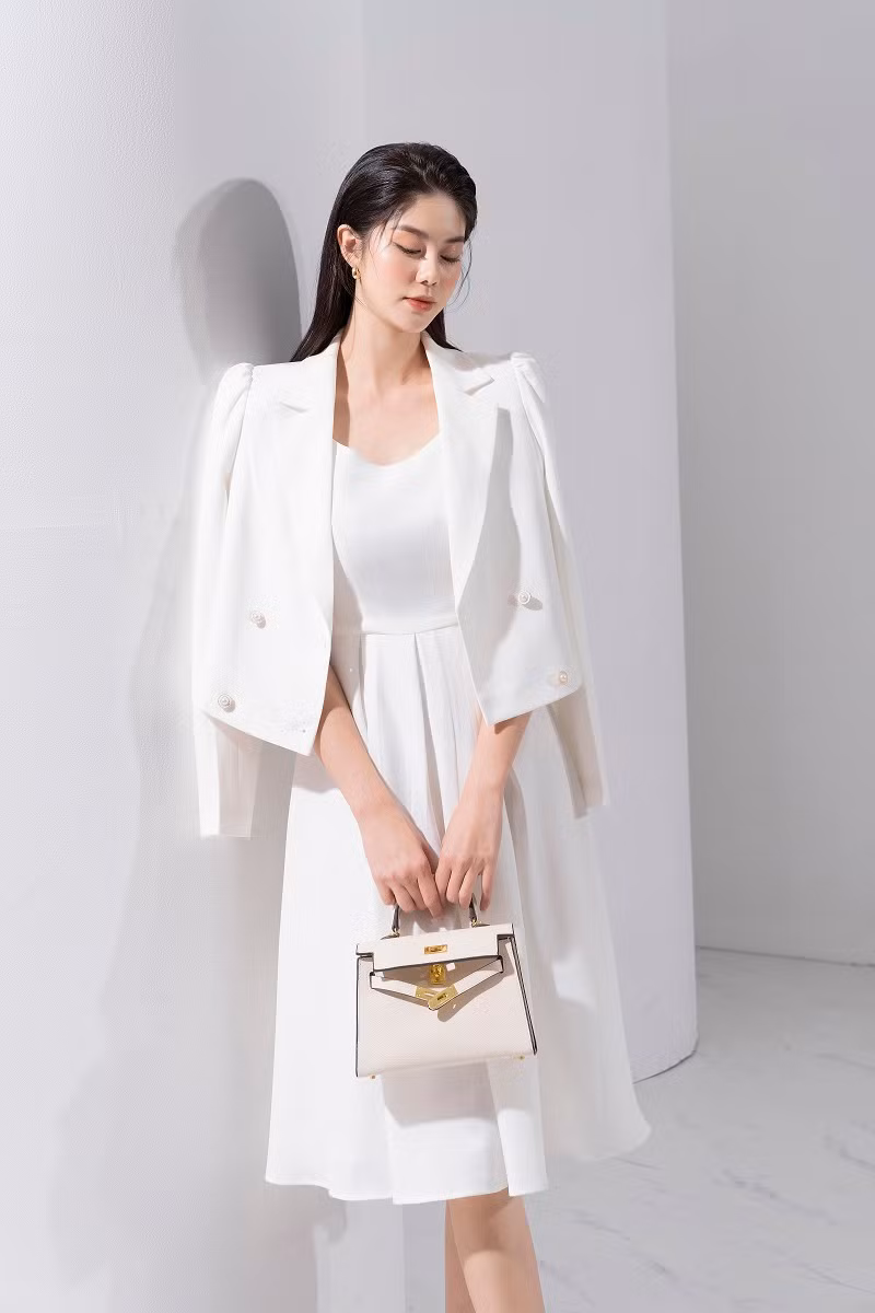 Nữ người mẫu đầy khí chất với set vest thanh lịch mang hơi hướng công sở.