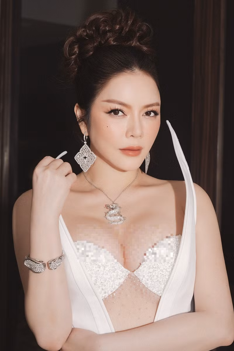 Để tổng thể thêm hoàn chỉnh, Lý Nhã Kỳ chọn lối trang điểm sang trọng với kiểu tóc được búi cao tôn gương mặt sắc sảo. Ngoài ra, cô còn “chơi lớn" phối cùng bộ trang sức kim cương có giá trị khoảng 15 tỷ.