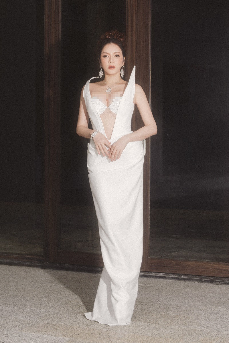 Vóc dáng đồng hồ cát của Lý Nhã Kỳ được Đỗ Long khai thác triệt để khi lựa chọn phom dáng đuôi cá, tạo được hiệu ứng lúc tạo dáng.