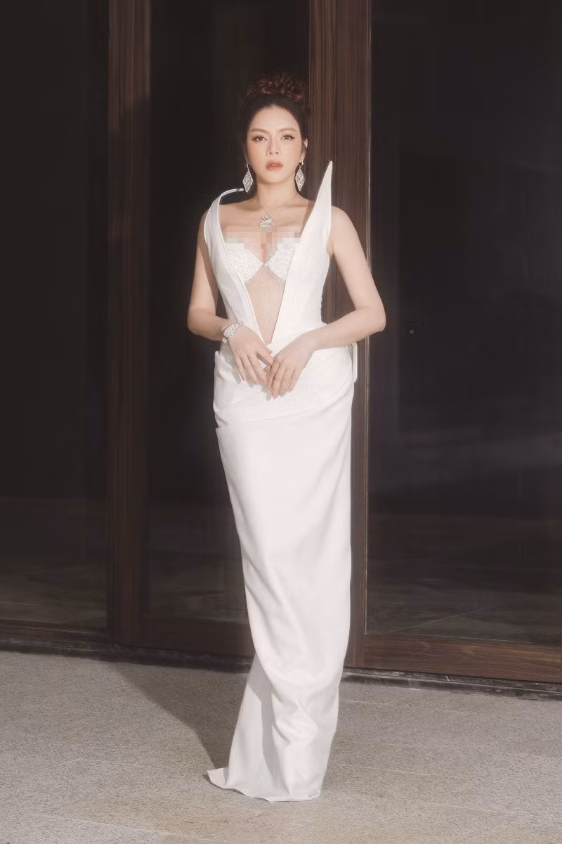 Vóc dáng đồng hồ cát của Lý Nhã Kỳ được Đỗ Long khai thác triệt để khi lựa chọn phom dáng đuôi cá, tạo được hiệu ứng lúc tạo dáng.