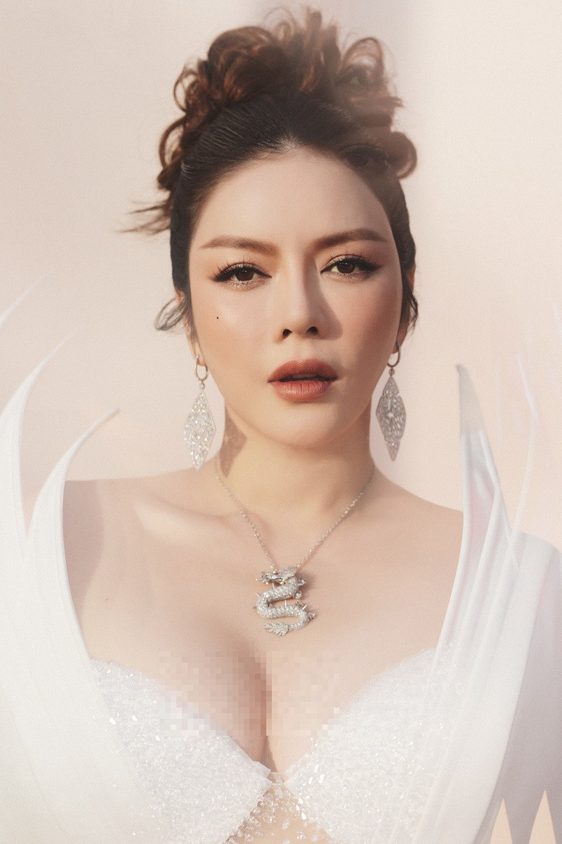 Diễn viên Lý Nhã Kỳ luôn cho thấy sự chăm chút, tỉ mỉ của mình mỗi lần lộ diện. Đó cũng là lý do mà với những sự kiện có sự xuất hiện của cô, nhiều người luôn mong chờ hình ảnh mà cô mang đến. Lý Nhã Kỳ rất tự tin mặc gợi cảm nhờ vẻ đẹp tự nhiên. Tuy nhiên, khi chuyển hẳn sang lĩnh vực kinh doanh, Lý Nhã Kỳ vẫn gợi cảm nhưng đậm chất sang trọng, mặn mà của người doanh nhân.