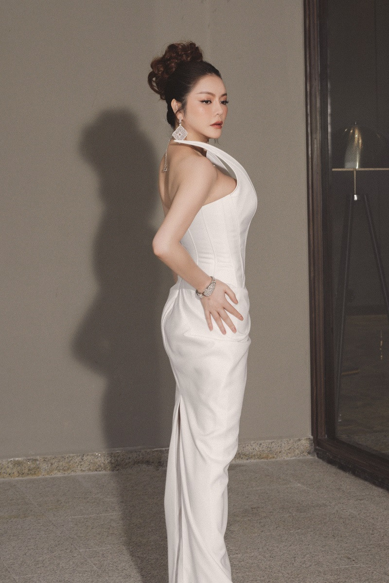 Xuất hiện với chiếc đầm hở bạo tại sự kiện, Lý Nhã Kỳ không lép vế trước bất kỳ mỹ nhân nào. Có thể thấy trong thời gian, sao phim Kẻ thứ ba không giới hạn mình trong một hình ảnh nhất định. Thay vào đó, cô không ngại biến hóa để mang lại nhiều điều mới mẻ cho khán giả.