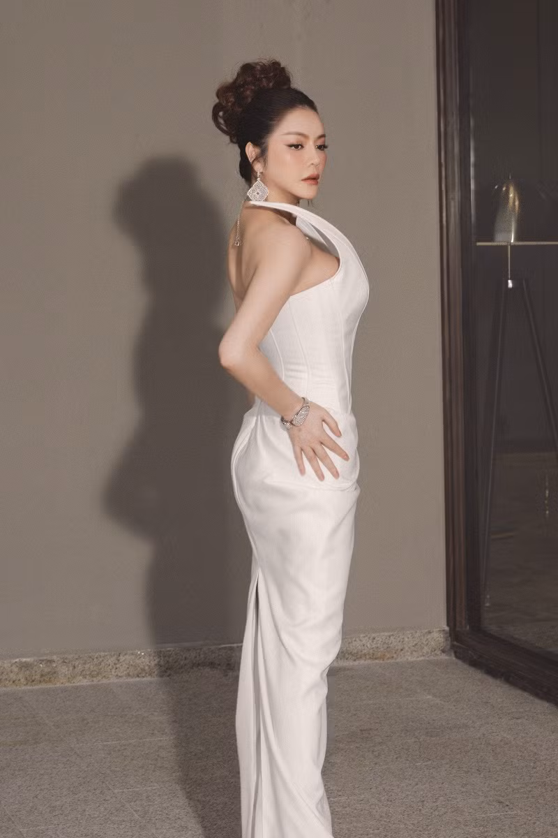 Xuất hiện với chiếc đầm hở bạo tại sự kiện, Lý Nhã Kỳ không lép vế trước bất kỳ mỹ nhân nào. Có thể thấy trong thời gian, sao phim Kẻ thứ ba không giới hạn mình trong một hình ảnh nhất định. Thay vào đó, cô không ngại biến hóa để mang lại nhiều điều mới mẻ cho khán giả.