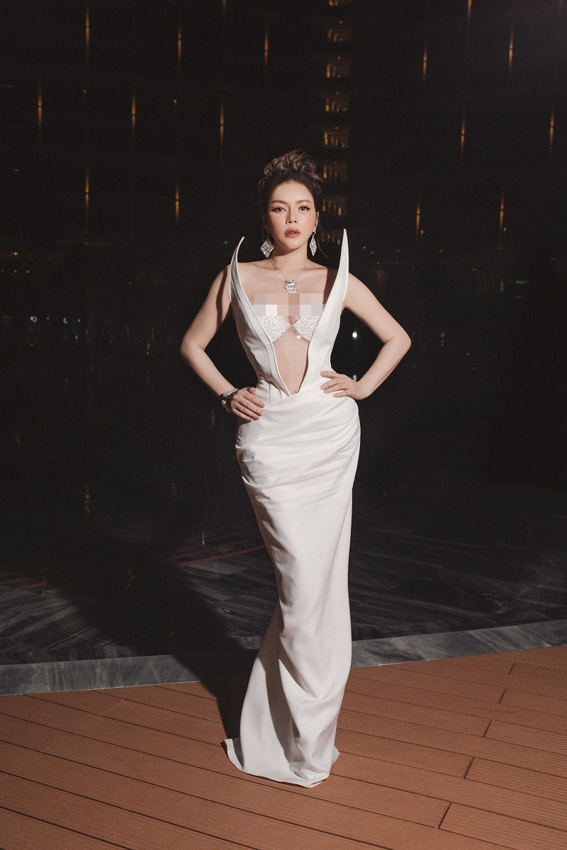 Tối 22/5, Lý Nhã Kỳ thu hút sự chú ý khi xuất hiện tại show thời trang của nhà thiết kế Đỗ Long. Cô diện chiếc váy trắng, giúp tôn lên hình thể gợi cảm.