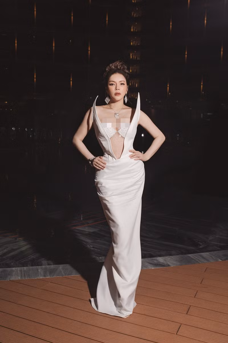 Tối 22/5, Lý Nhã Kỳ thu hút sự chú ý khi xuất hiện tại show thời trang của nhà thiết kế Đỗ Long. Cô diện chiếc váy trắng, giúp tôn lên hình thể gợi cảm.