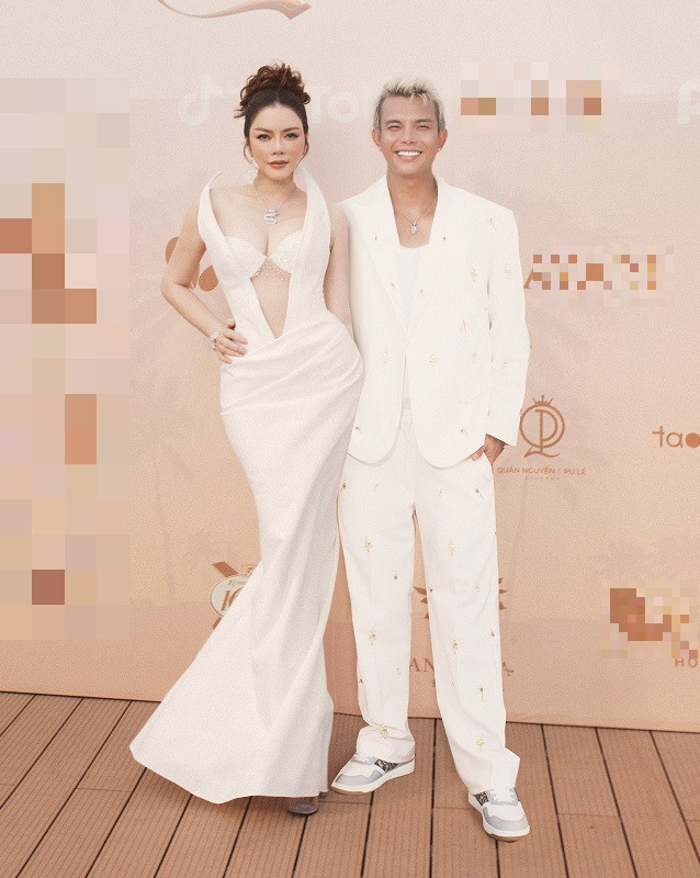 Đỗ Long là một người em thân thiết của Lý Nhã Kỳ trong nghề. Anh cũng là nhà thiết kế đứng sau những bộ cánh lộng lẫy của nữ doanh nhân mỗi khi cô xuất hiện tại các sự kiện quan trọng. Vì vậy, dù bận rộn với lịch trình làm nghệ thuật và kinh doanh, Lý Nhã Kỳ vẫn sắp xếp đến tham dự sự kiện để ủng hộ người em thân thiết.