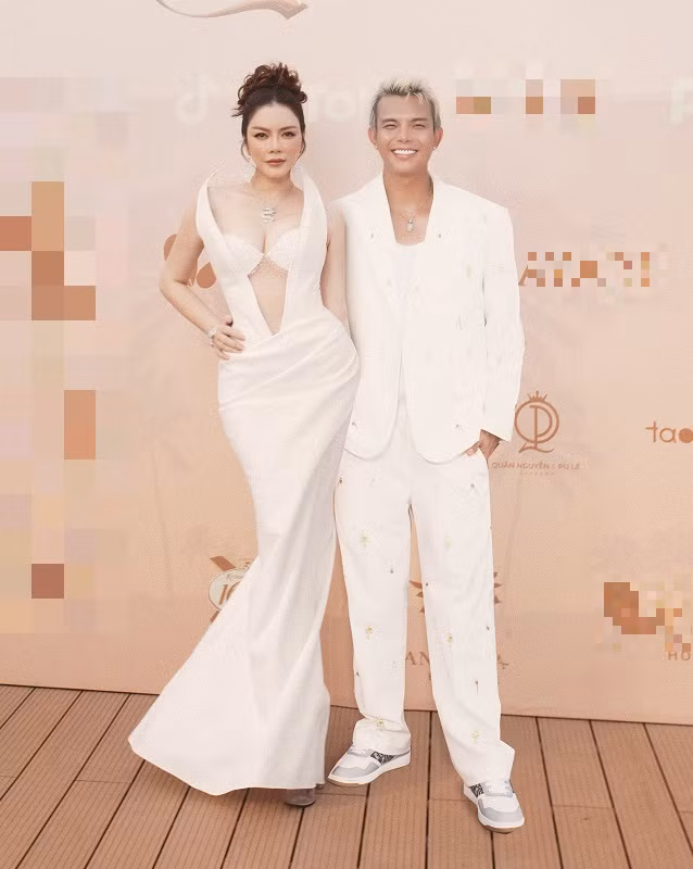 Đỗ Long là một người em thân thiết của Lý Nhã Kỳ trong nghề. Anh cũng là nhà thiết kế đứng sau những bộ cánh lộng lẫy của nữ doanh nhân mỗi khi cô xuất hiện tại các sự kiện quan trọng. Vì vậy, dù bận rộn với lịch trình làm nghệ thuật và kinh doanh, Lý Nhã Kỳ vẫn sắp xếp đến tham dự sự kiện để ủng hộ người em thân thiết.