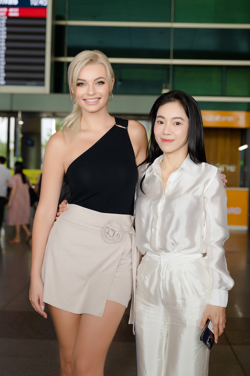 Karolina Bielawska chụp ảnh cùng "bà trùm hoa hậu" Phạm Kim Dung.