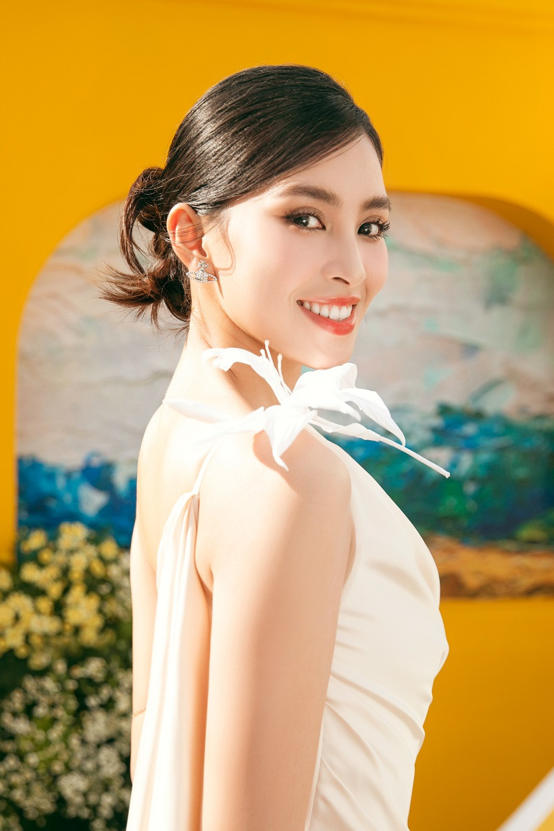 Cùng với Võ Hoàng Yến, sự kiện quy tụ dàn mỹ nhân đình đám của showbiz Việt. Hoa hậu Tiểu Vy xuất hiện đẹp rực rỡ.