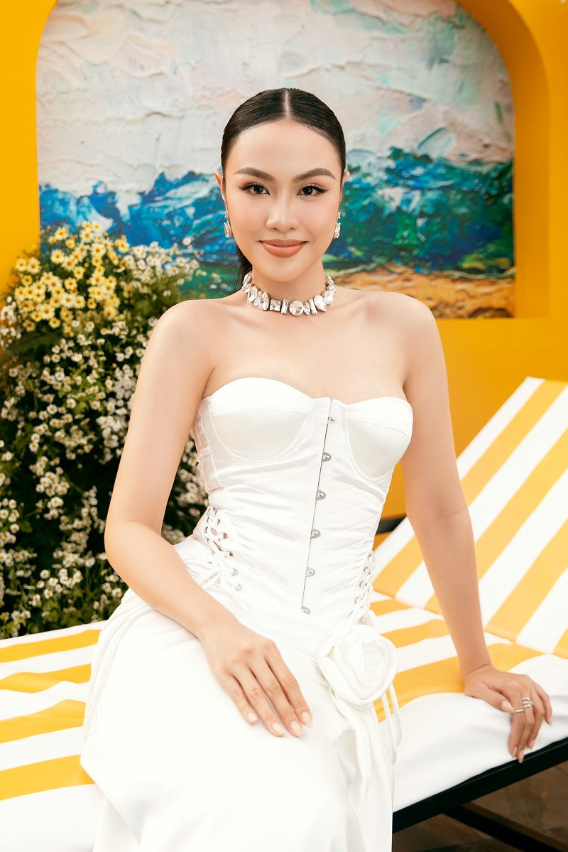 Á hậu Thủy Tiên sau khi đồng hành cùng Đại sứ Hoàn mỹ với vai trò huấn luyện viên cũng đã trở lại với các dự án mới. Cô diện thiết kế cúp ngực gợi cảm, búi tóc cao.