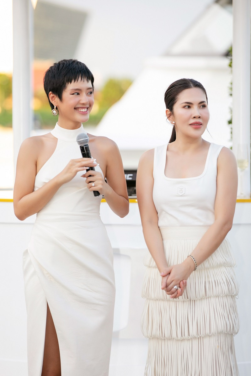 Người đẹp là một trong những fashionista nó tiếng và am hiểu về các dòng mỹ phẩm hiện hành.