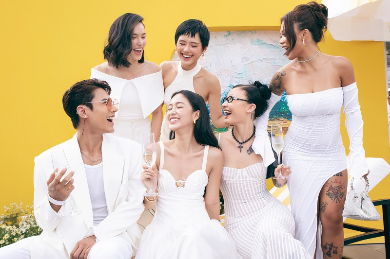 Ngoài ra sự kiện còn có sự góp mặt của: Ca sĩ Hà Nhi, stylist Travis Nguyễn, MC Minh Xù và các hot beautyblogger...