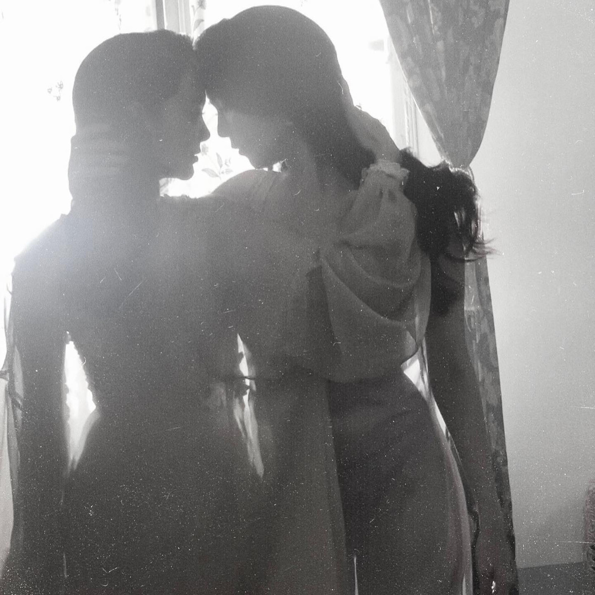 Mới đây, "nữ hoàng nội y" hé lộ loạt ảnh hậu trường phim.