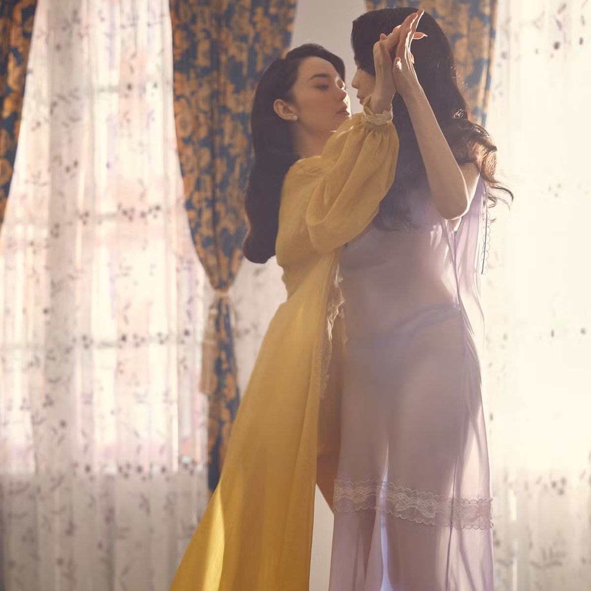 Trong loạt ảnh, Ngọc Trinh và Minh Hằng khoe vẻ gợi cảm, nóng bỏng ngộp thở.