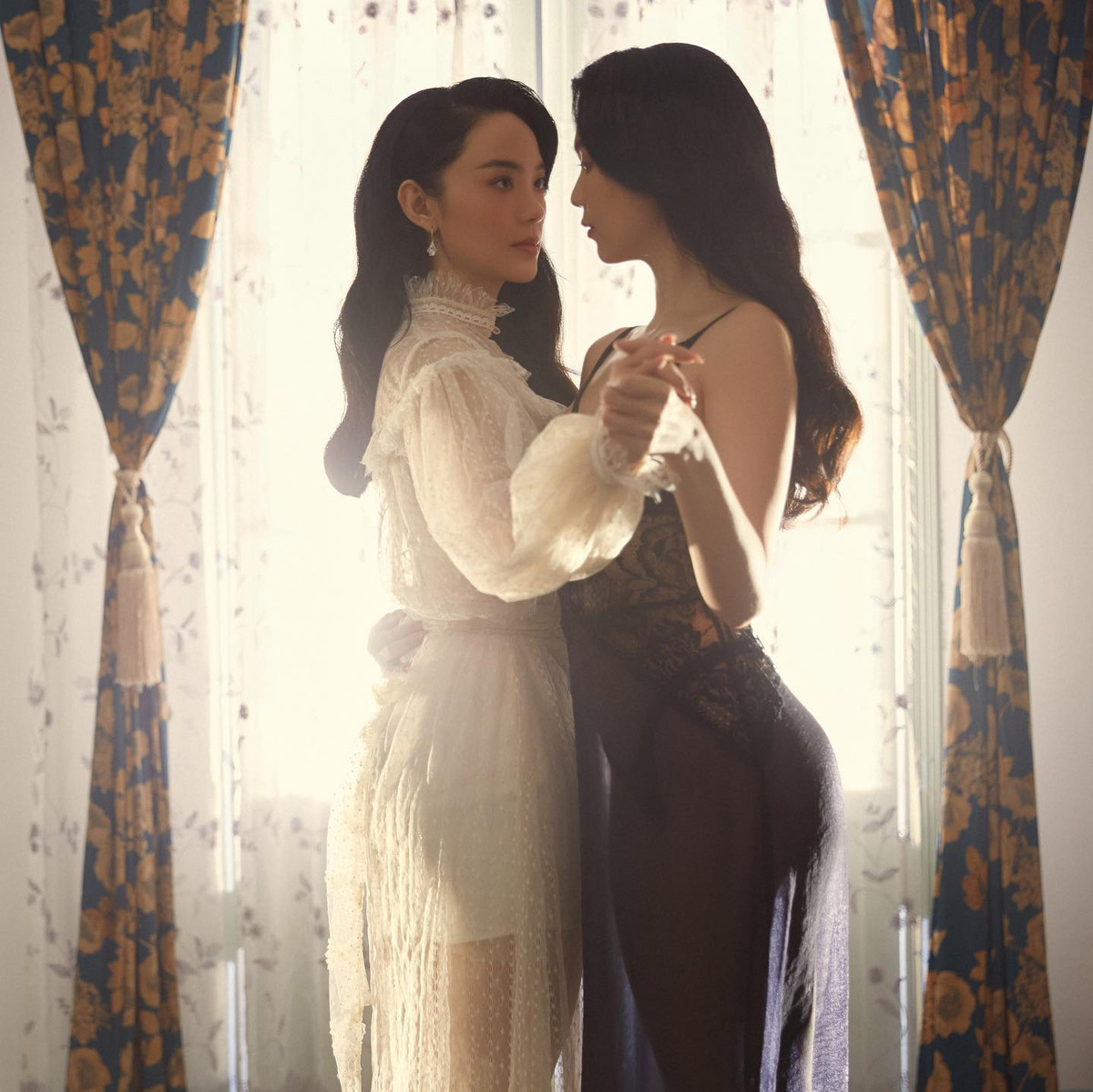 Trong khi đó, Ngọc Trinh đóng vai Tư Nhị - cô gái nghèo khó phải "bán thân" cho một nhà chứa tại Sài thành.