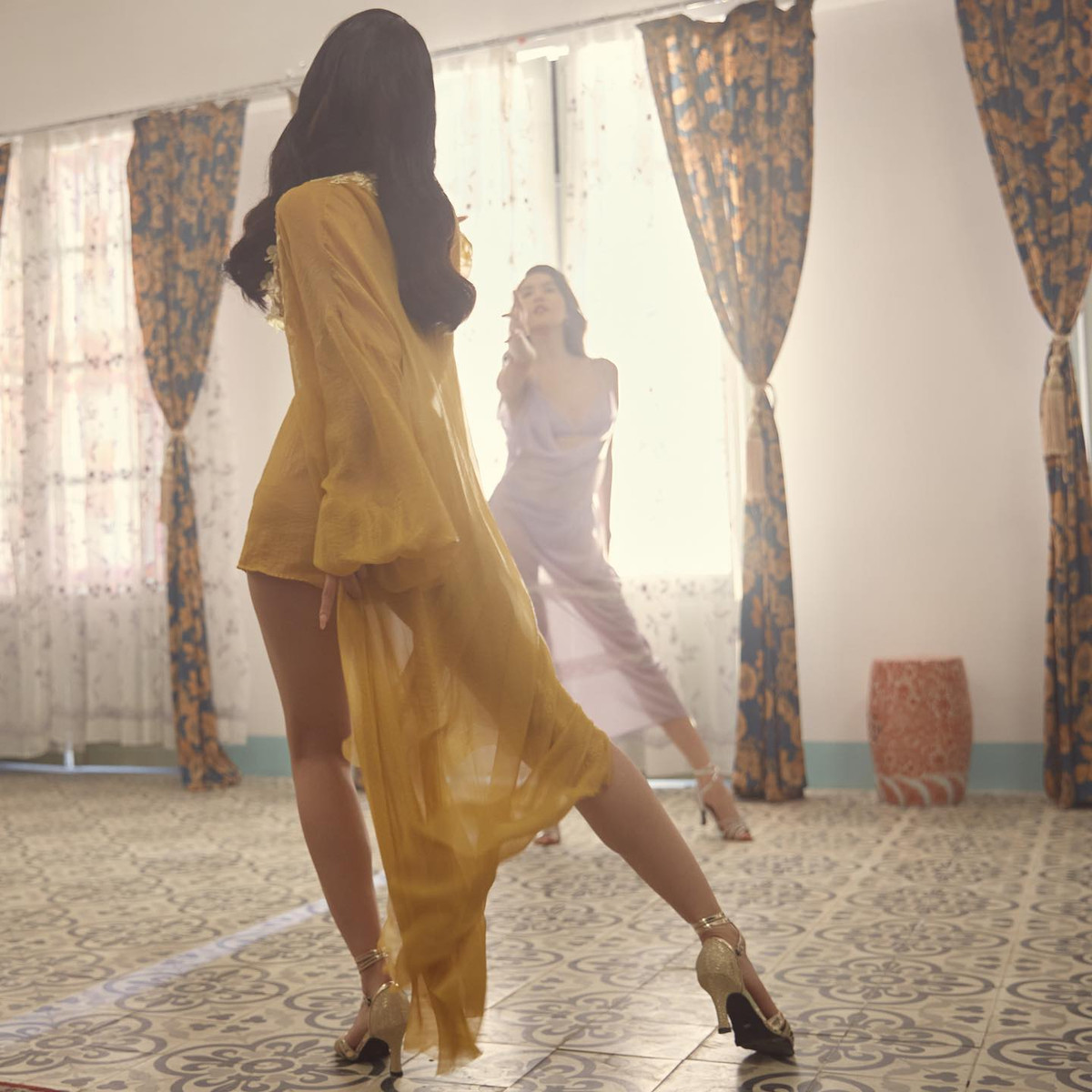 Trái với Ngọc Trinh tay ngang trong diễn xuất, Minh Hằng sở hữu gia tài phim ảnh không nhỏ. Cô ghi dấu ấn với các vai diễn trong những phim: "Vừa đi vừa khóc", "Bao giờ có yêu nhau", "Bẫy ngọt ngào"...