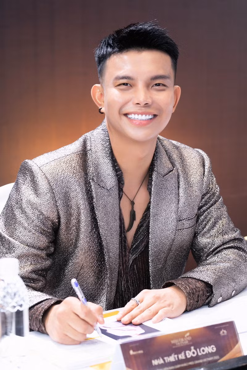 Đỗ Long hiện là một trong những nhà thiết kế thời trang nổi tiếng nhất Việt Nam. Với nhiều năm kinh nghiệm trong nghề, NTK Đỗ Long được nhiều người đẹp và các sao hạng A "chọn mặt gửi vàng" giúp họ định hình phong cách. Anh cũng thành công với những đêm diễn thời trang hoành tráng và trình làng các mẫu thiết kế ấn tượng đến giới mộ điệu.