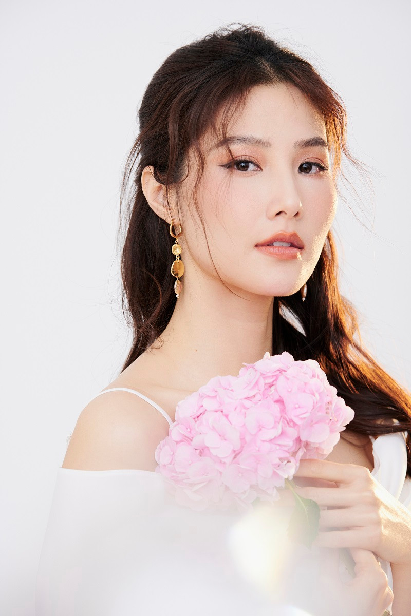 Trước đây, Diễm My từng chăm chỉ đi thi hoa hậu như: Người đẹp Hoa anh đào 2008, Hoa hậu thế giới người Việt 2010. Tuy nhiên, cô không đạt thứ hạng cao. So với dàn giám khảo năm nay, Diễm My vẫn là gương mặt "non" kinh nghiệm nhất.