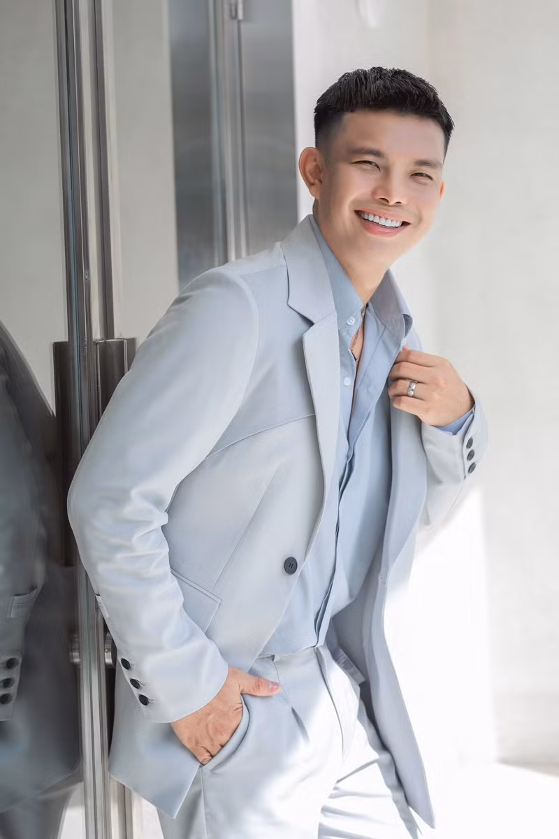 Với vị trí thành viên BGK, NTK Đỗ Long chắc chắn sẽ giúp BTC đánh giá được các thí sinh rõ hơn ở lĩnh vực thời trang.