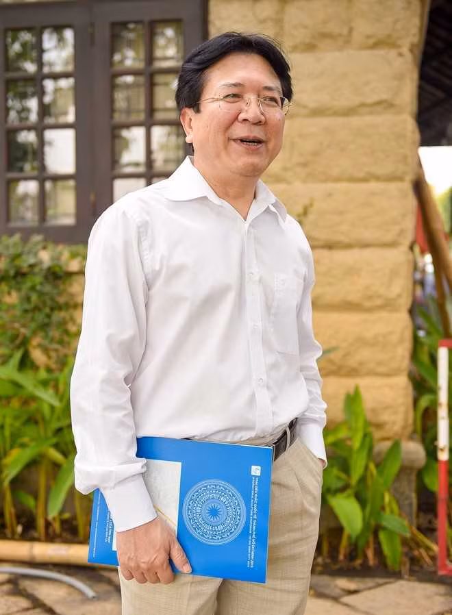 NSND Vương Duy Biên - nguyên Thứ trưởng Bộ VHTTDL, hiện là Phó Chủ tịch chuyên trách Liên hiệp các Hội Văn học Nghệ thuật Việt Nam - Khóa X. Bên cạnh đó, ông còn là một nghệ sĩ đa tài, vừa là một nhà điêu khắc, họa sĩ, đạo diễn sân khấu múa rối nước. NSND Vương Duy Biên sẽ là một trong những giám khảo chất lượng và uy tín cho Miss Grand Vietnam năm nay. Với góc nhìn đa chiều và những kinh nghiệm dày dặn trong nghệ thuật, NSND Vương Duy Biên sẽ góp phần tìm ra gương mặt sáng giá cho ngôi vị cao nhất của cuộc thi năm nay.