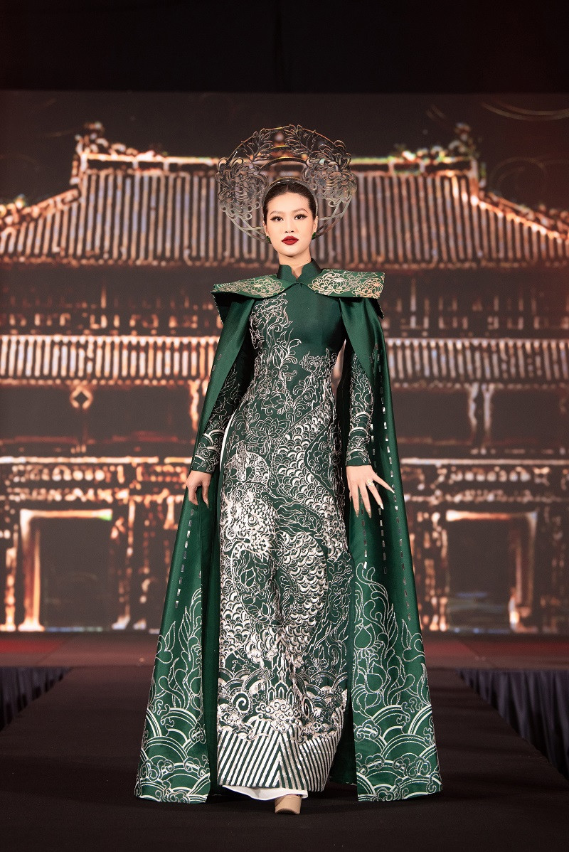 Hoa hậu Hoà bình Việt Nam 2022 Đoàn Thiên Ân mở màn phần trình diễn với chiếc áo dài màu xanh cùng với chất liệu lụa tơ tằm, gấm, nhung được thêu và đính kết tỉ mỉ.