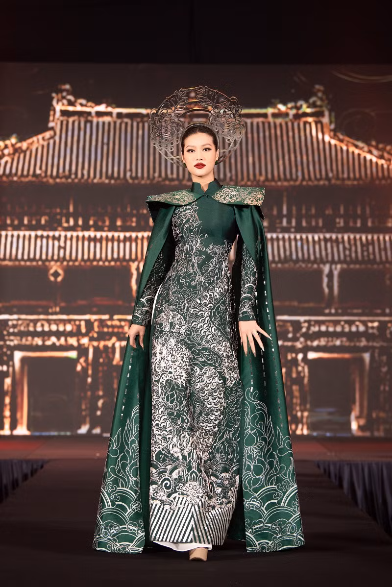 Hoa hậu Hoà bình Việt Nam 2022 Đoàn Thiên Ân mở màn phần trình diễn với chiếc áo dài màu xanh cùng với chất liệu lụa tơ tằm, gấm, nhung được thêu và đính kết tỉ mỉ.