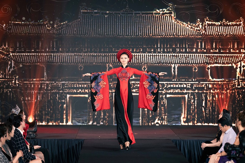 Dàn á hậu và người đẹp Miss Grand Vietnam 2022 cũng góp mặt trình diễn BST thời trang "Hoa cúc và mặt trời Đại Việt”. Trong hình là Á hậu Ngô Quỳnh Mai.