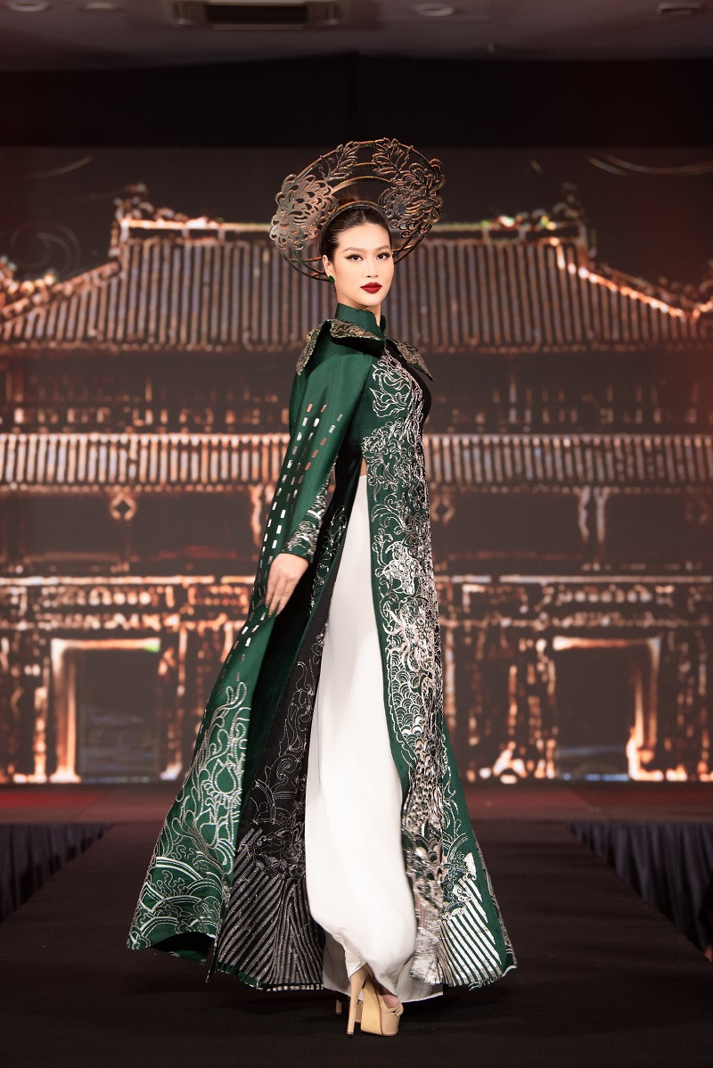 Thiên Ân đẹp thanh lịch khi khoác lên mình chiếc áo dài truyền thống mang đậm nét văn hóa Việt Nam.