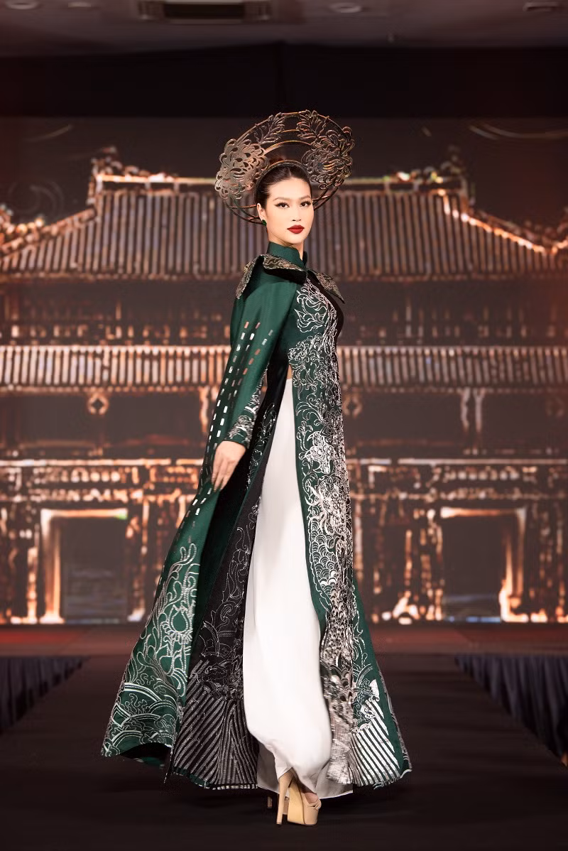 Thiên Ân đẹp thanh lịch khi khoác lên mình chiếc áo dài truyền thống mang đậm nét văn hóa Việt Nam.