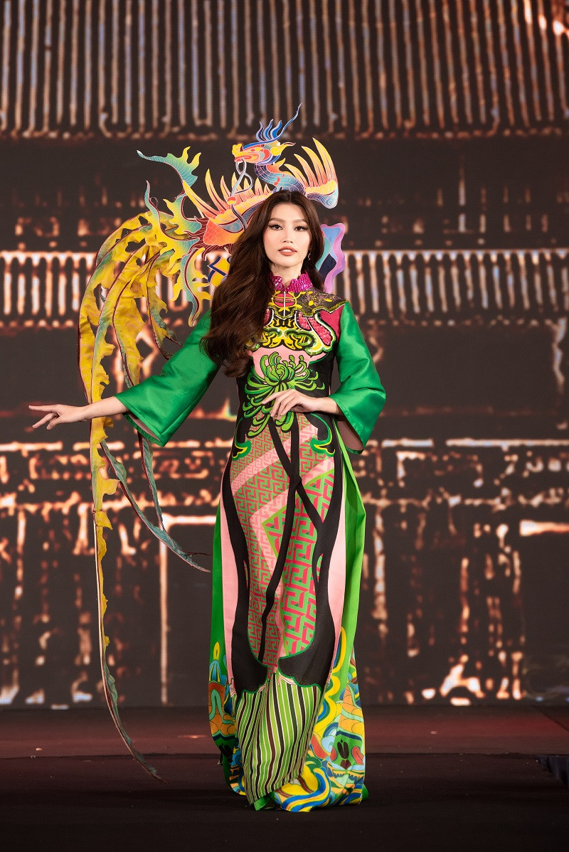 Chế Nguyễn Quỳnh Châu dịu dàng trên sàn diễn.