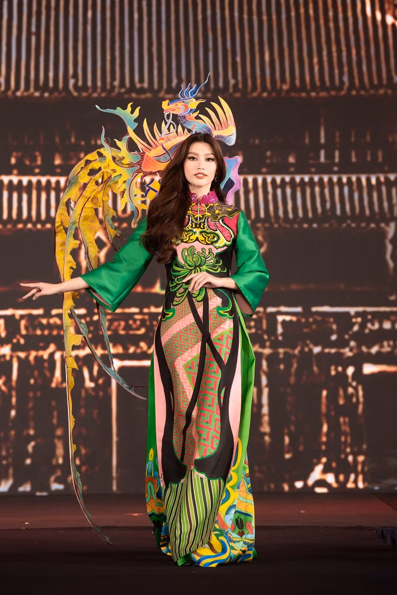 Chế Nguyễn Quỳnh Châu dịu dàng trên sàn diễn.