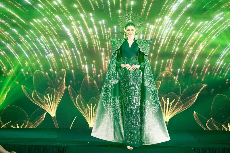 Ngày 3/4, họp báo khởi động Miss Grand International 2023 và Miss Grand Vietnam 2023 đã diễn ra với nhiều hoạt động cùng nhiều tiết lộ hấp dẫn. Tại đây, Hoa hậu đẹp nhất thế giới Isabella Menin cùng Hoa hậu Đoàn Thiên Ân, các á hậu, dàn người đẹp Miss Grand Vietnam 2022 đã có phần trình diễn BST áo dài của NTK Vũ Lan Anh.