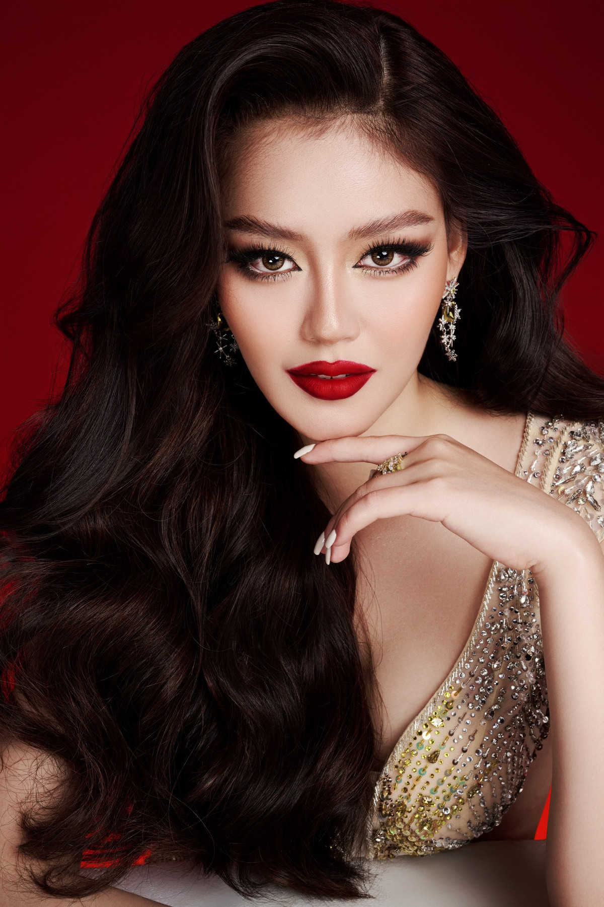 Đặng Thanh Ngân sinh năm 1999 tại Sóc Trăng. Cô sở hữu chiều cao 1,75m, cân nặng 55kg, số đo ba vòng 85-60-95 cm.