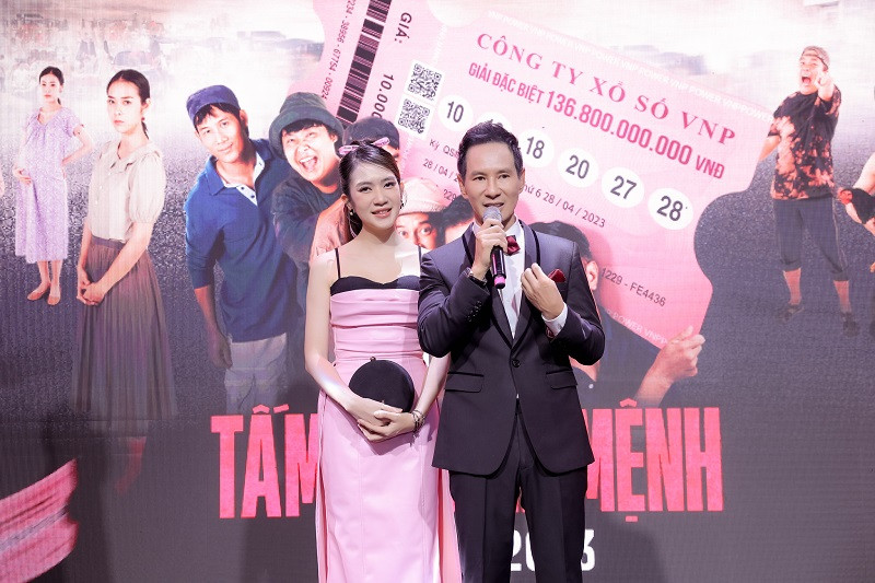 Lý Hải sánh đôi cùng bà xã Minh Hà. Nam đạo diễn chia sẻ, anh dành nhiều tâm huyết cho dự án điện ảnh lần này.