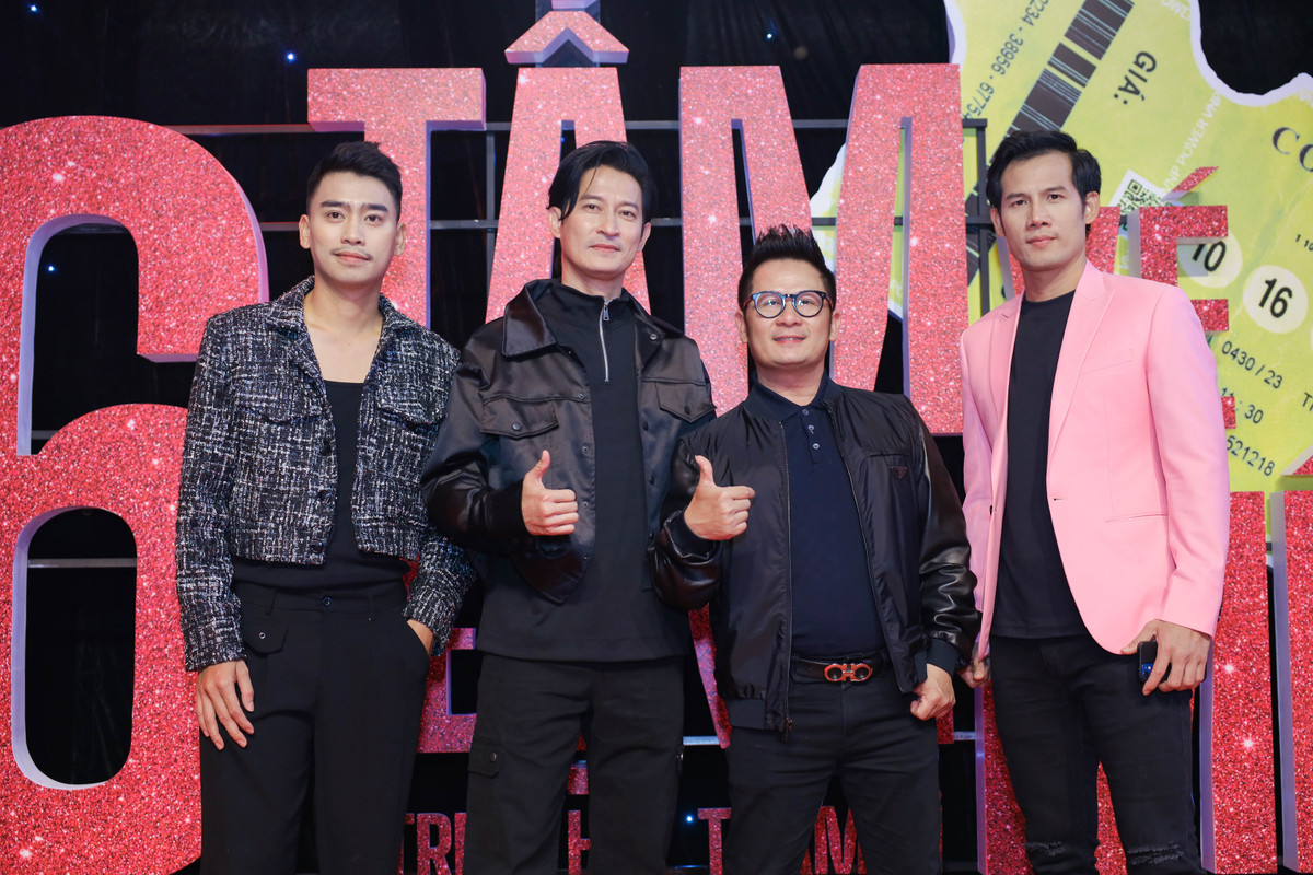 Ca sĩ Bằng Kiều chụp ảnh cùng dàn diễn viên phim.