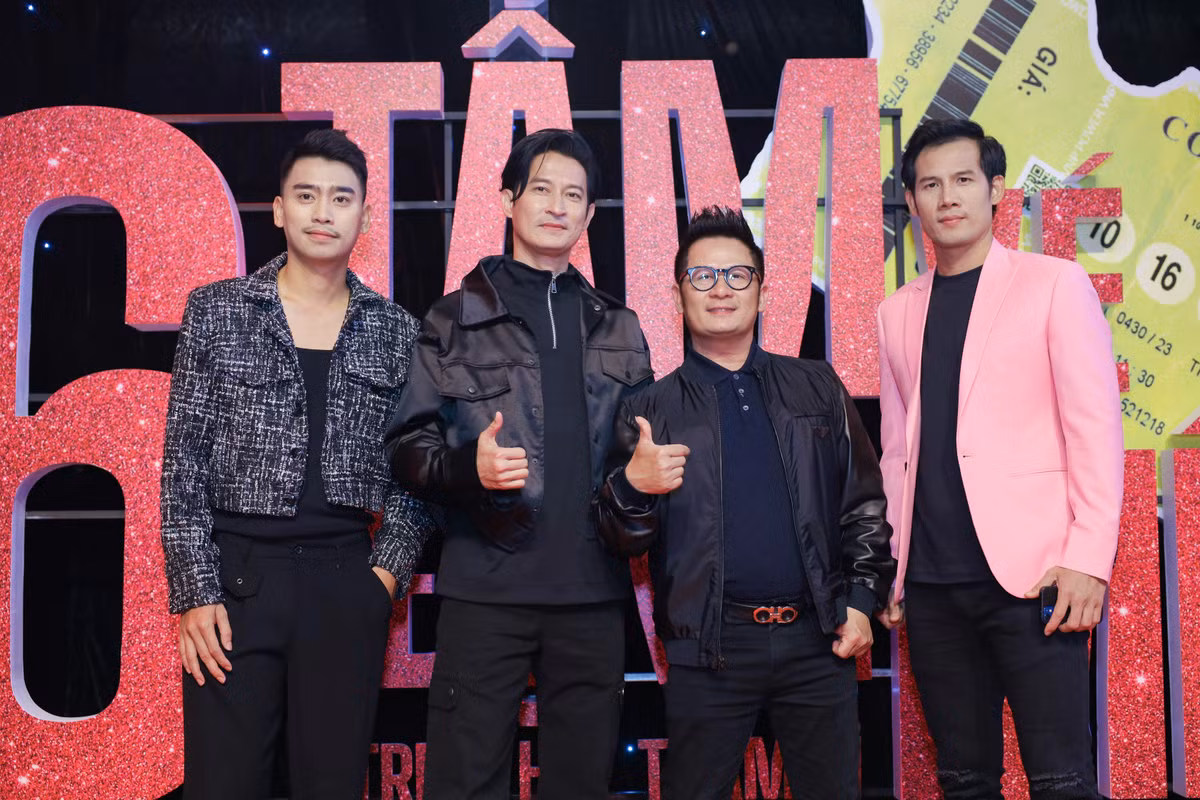 Ca sĩ Bằng Kiều chụp ảnh cùng dàn diễn viên phim.