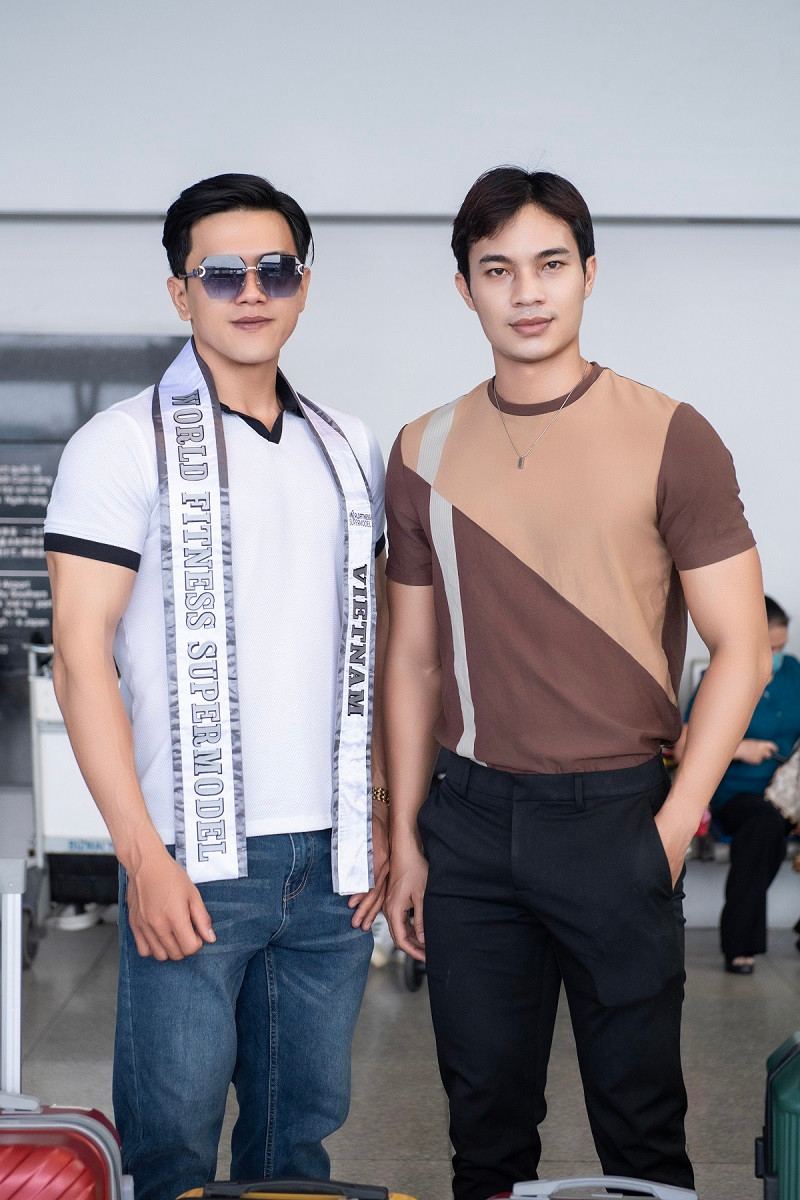 Tại sân bay, Á vương Huỳnh Võ Hoàng Sơn cũng có mặt. Anh hy vọng người bạn thân thiết sẽ đạt thành tích tốt nhất khi tham gia cuộc thi thể hình tại Thái Lan.