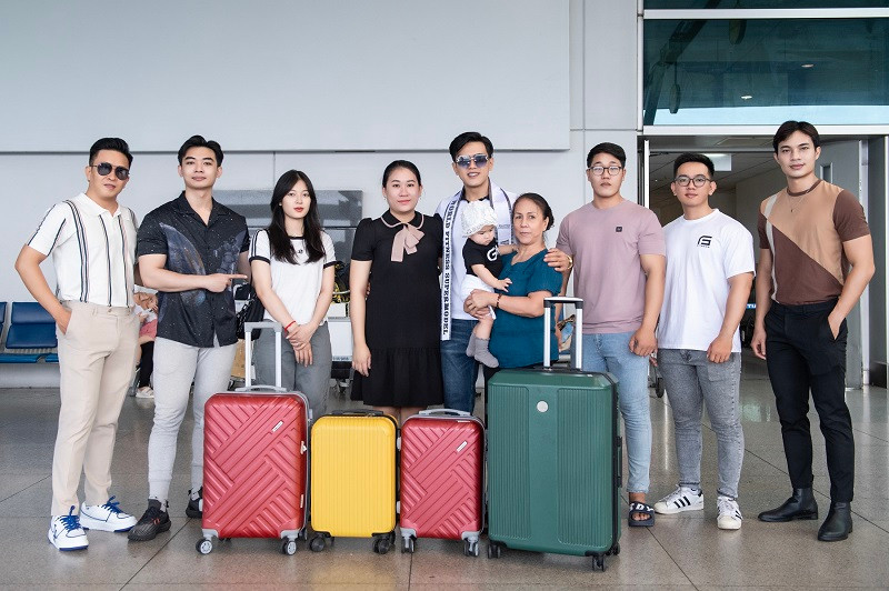 Ngô Hoàng Lĩnh cho biết, anh phấn chấn tinh thần khi có mẹ, người thân, bạn bè bên cạnh trước khi lên máy bay sang Thái Lan.