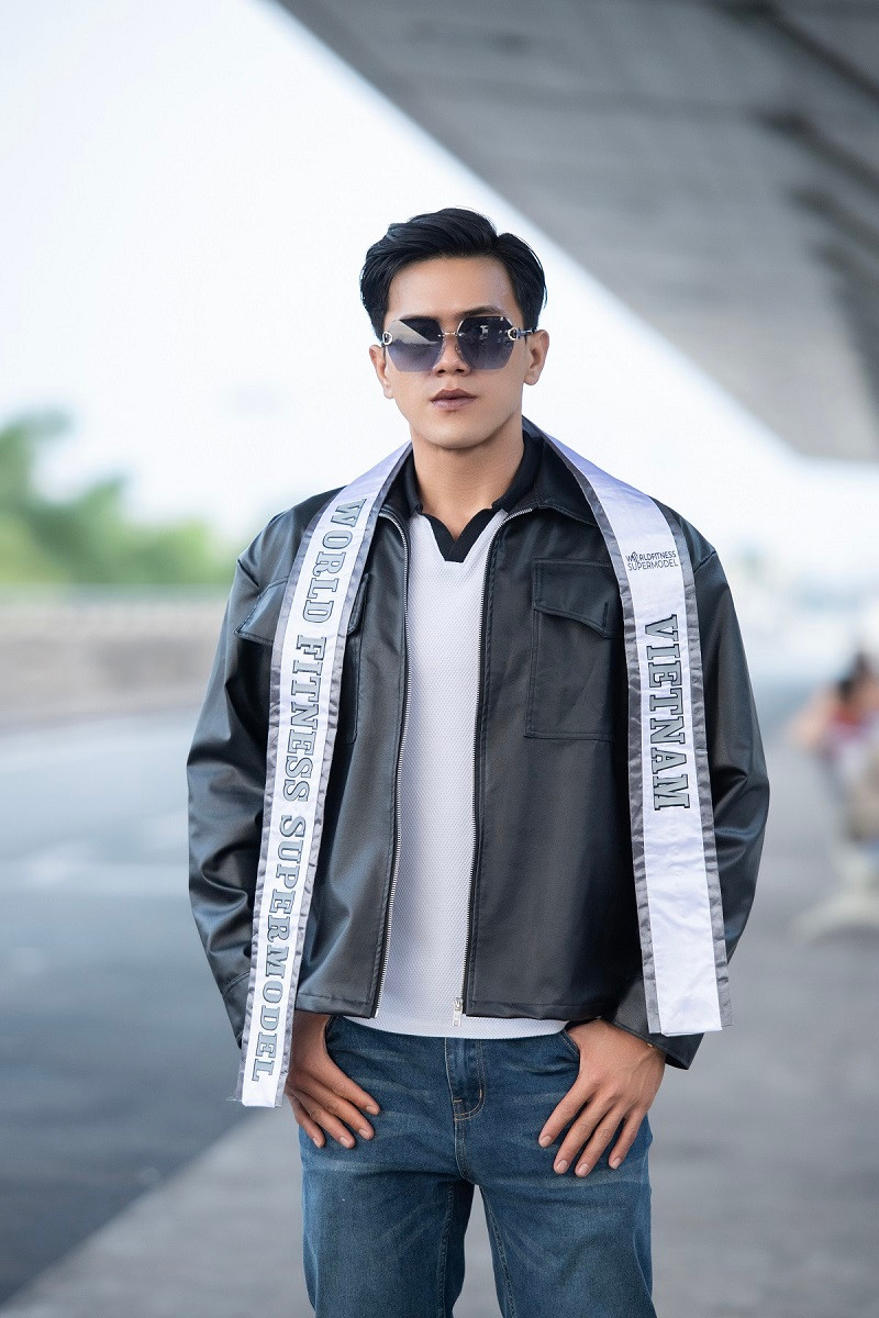 Ngô Hoàng Lĩnh mặc quần jeans phối cùng áo thun và áo khoác đen ra sân bay Tân Sơn Nhất, TP HCM. Anh mang bốn chiếc vali hành lý.