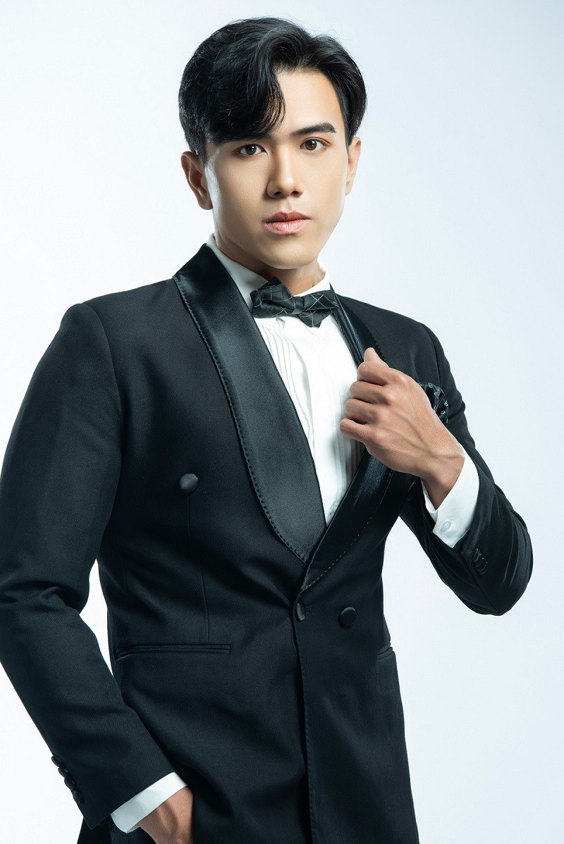 Ngô Hoàng Lĩnh sinh năm 1995, sở hữu chiều cao 1m87, nặng 85kg, chỉ số hình thể chuẩn 110 - 85 - 105 cm. Anh là người mẫu kiêm huấn luyện viên thể hình tại Việt Nam. Nhờ sở hữu vẻ điển trai, hình thể chuẩn, anh là gương mặt được chú ý trên mạng xã hội thời gian qua.